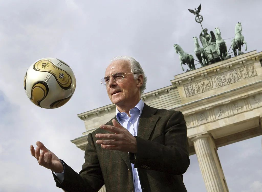 贝肯鲍尔作为2006年世界杯组委会主席在勃兰登堡门前为世界杯决赛颁发金色足球。